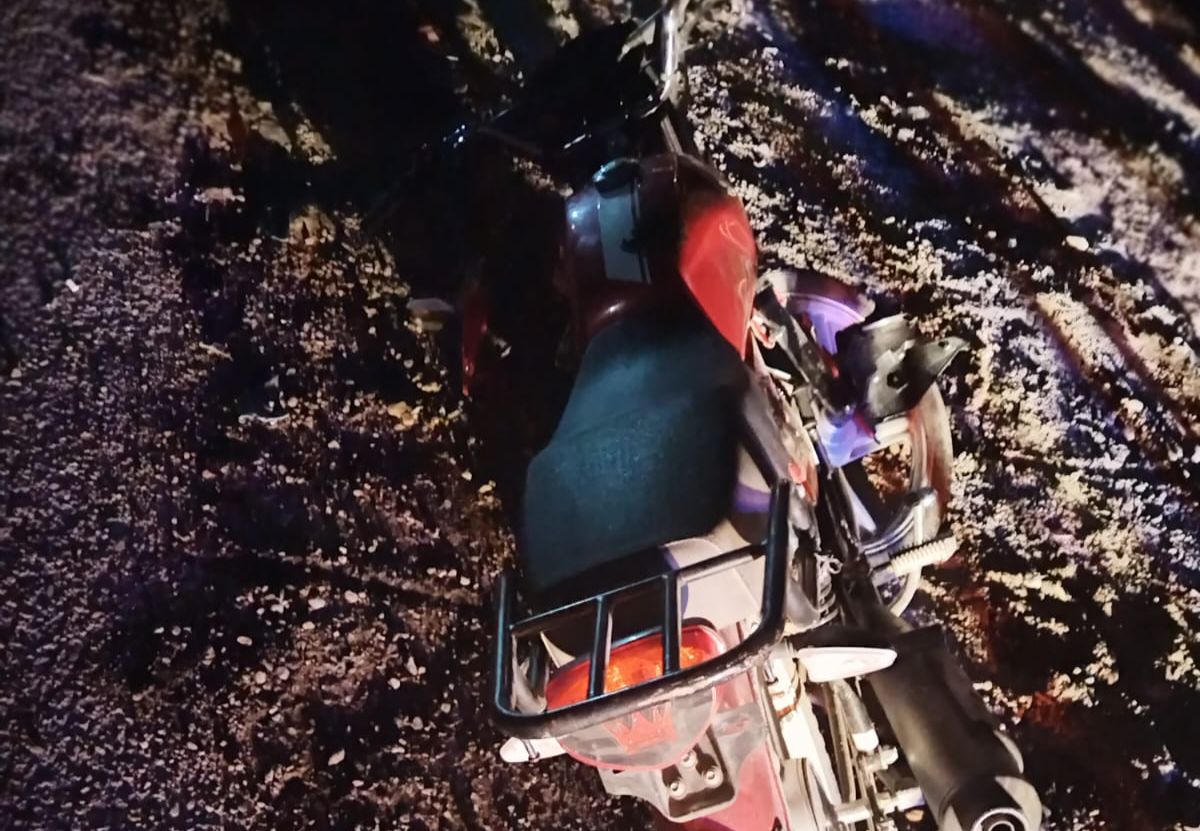 Motociclista de 16 años resulta lesionado al chocar contra una camioneta en la carretera a Bamoa, en Guasave