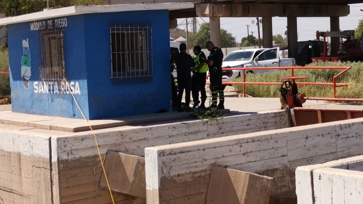 Motociclista pierde la vida tras caer al canal Lateral 18 en Los Mochis