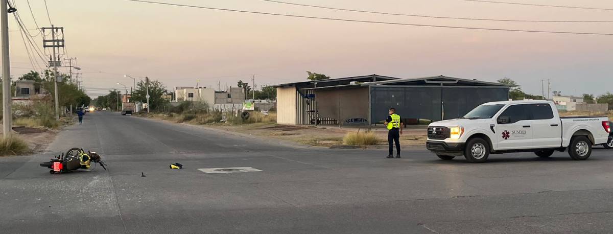 Motociclista resulta con lesiones tras impactarse contra un taxi en Los Mochis