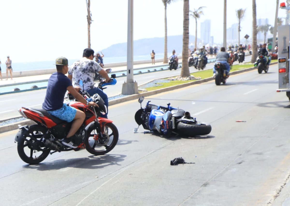 Motociclista intenta hacer ‘Caballito’ sobre Avenida del Mar y caen al suelo en Mazatlán