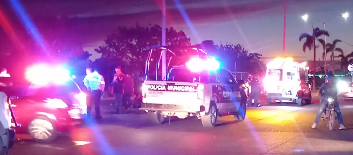 Pareja de motociclistas son embestidos por una camioneta afuera del Polideportivo Centenario de Los Mochis