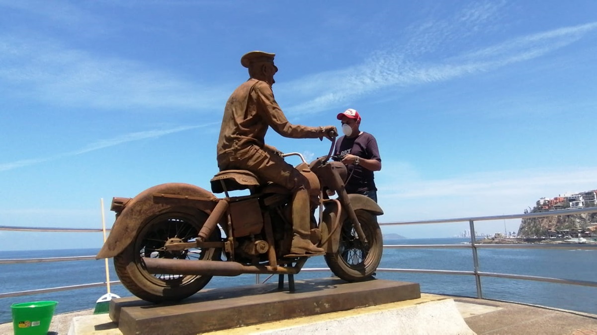 Motociclistas se quedan con las ganas de tomarse la foto en el monumento de Pedro Infante, en Mazatlán