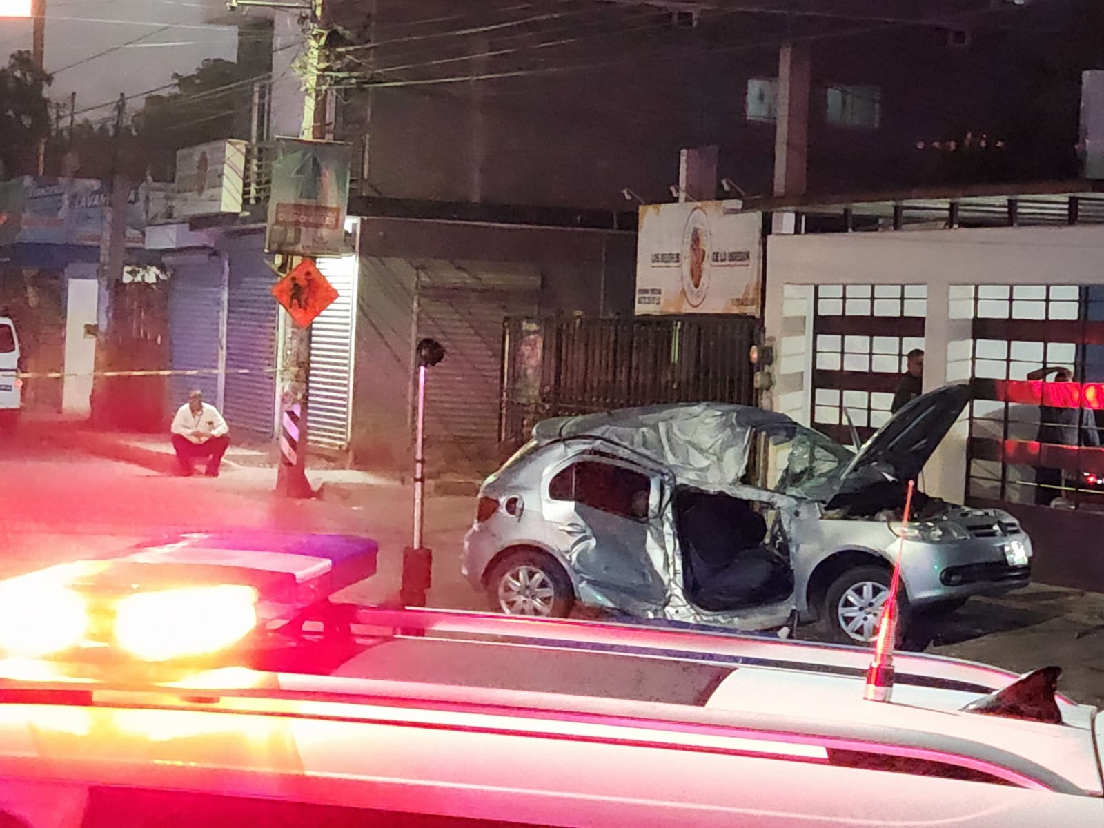 ¡Muere el copiloto! Automovilista pierde el control y choca contra un domicilio en Culiacán