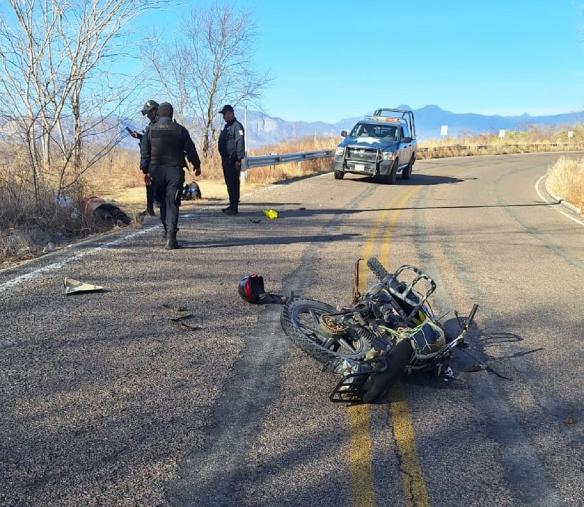 Hombre pierde la vida tras derrapar en su motocicleta sobre la carretera de San Javier, en Choix