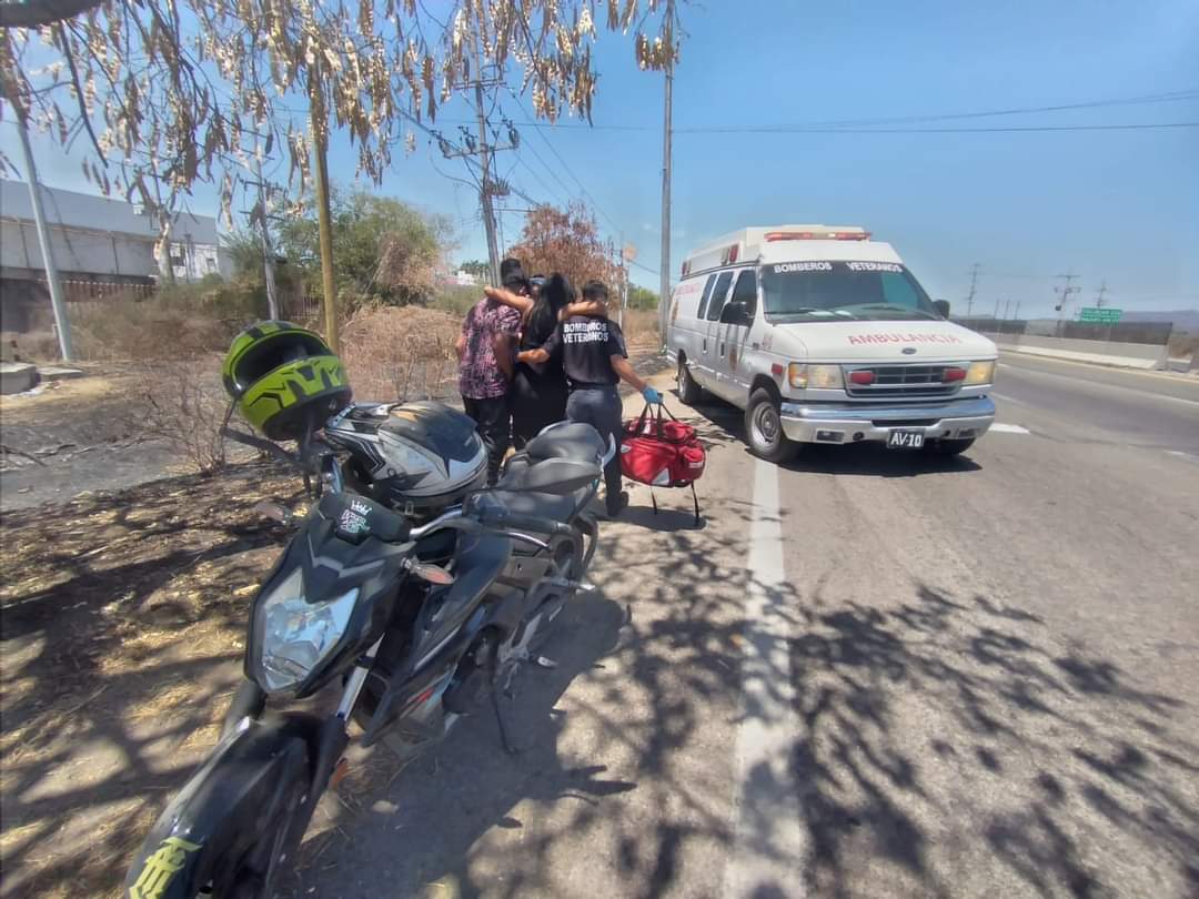 En presunto estado etílico, mujer derrapa en su motocicleta cerca del aeropuerto de Mazatlán