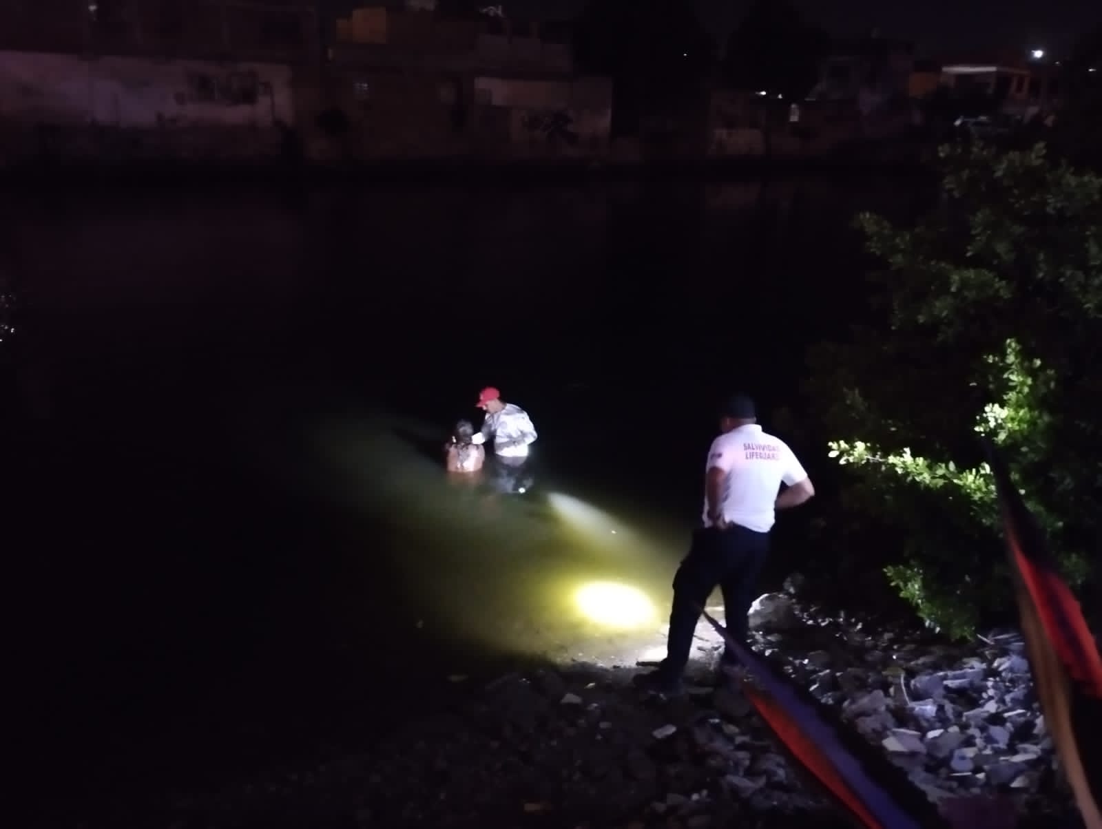 Rescatan a mujer del Estero del Infiernillo en Mazatlán; su pareja dice que se aventó tras discusión