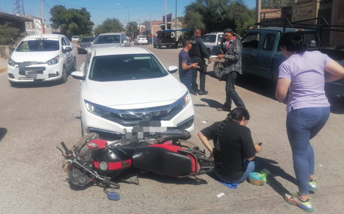 Mujer resulta lesionada en choque de motocicleta contra automóvil en Guasave