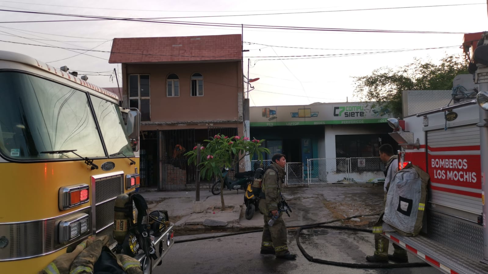 Se incendia negocio de venta de cómputo en el sector Centro de Los Mochis