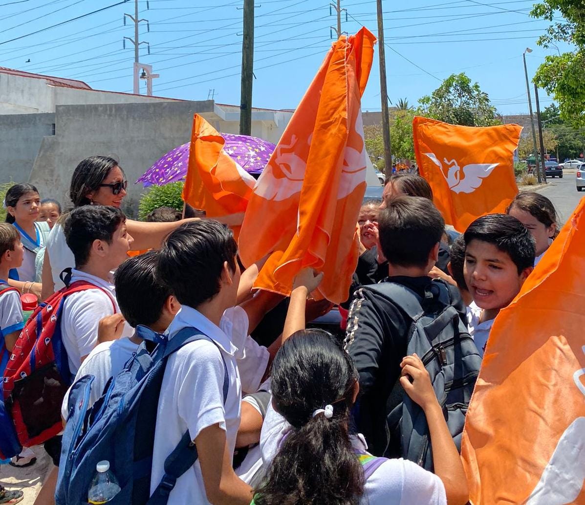 Todos los niños de primaria querían una bandera de Movimiento Ciudadano al salir de clases