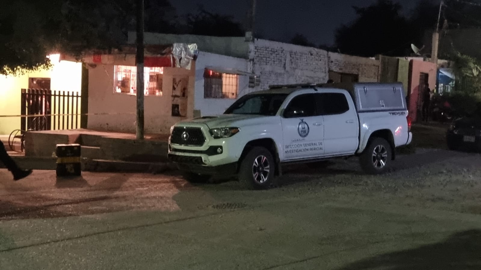 Ocupantes de un BMW disparan contra la fachada de una casa en Culiacán y agreden a cachazos a una persona