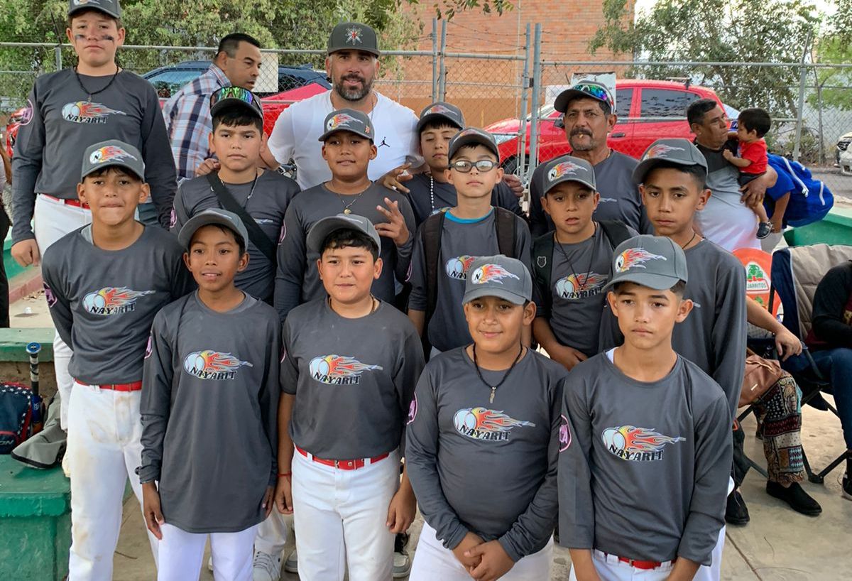 Óliver Pérez convive con peloteros del Nacional de Beisbol U12 en Culiacán