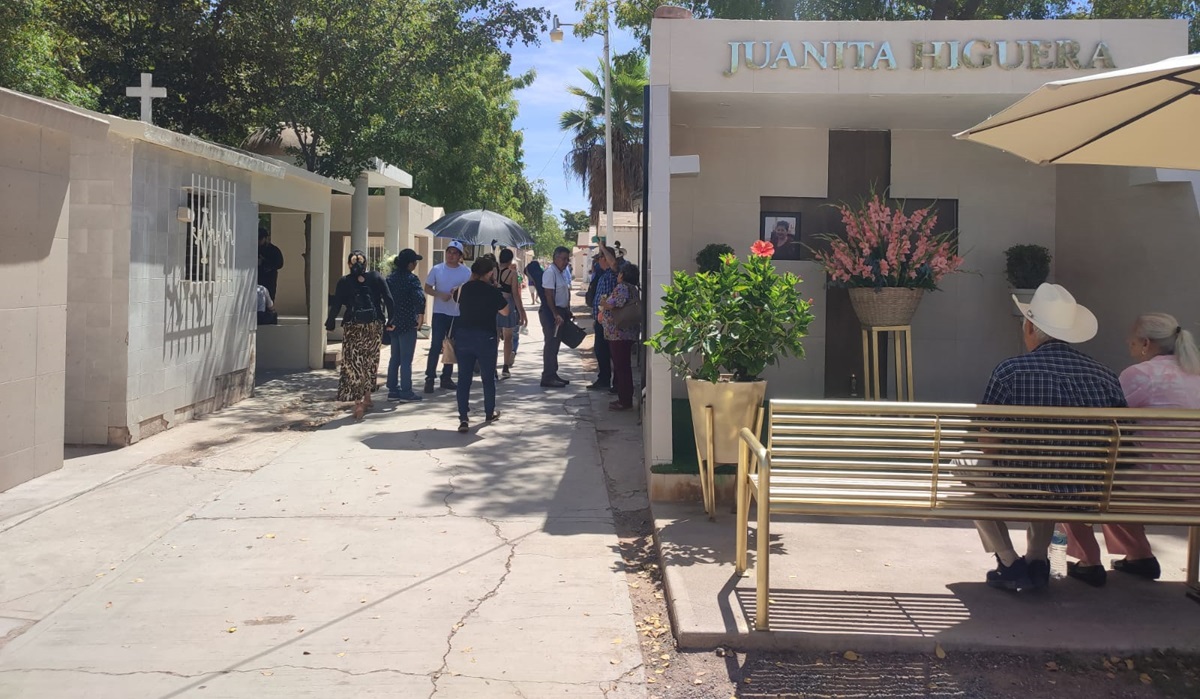 Se vive en panteones de Guasave una fiesta de nostalgia: recuerdan a las mamás que han partido