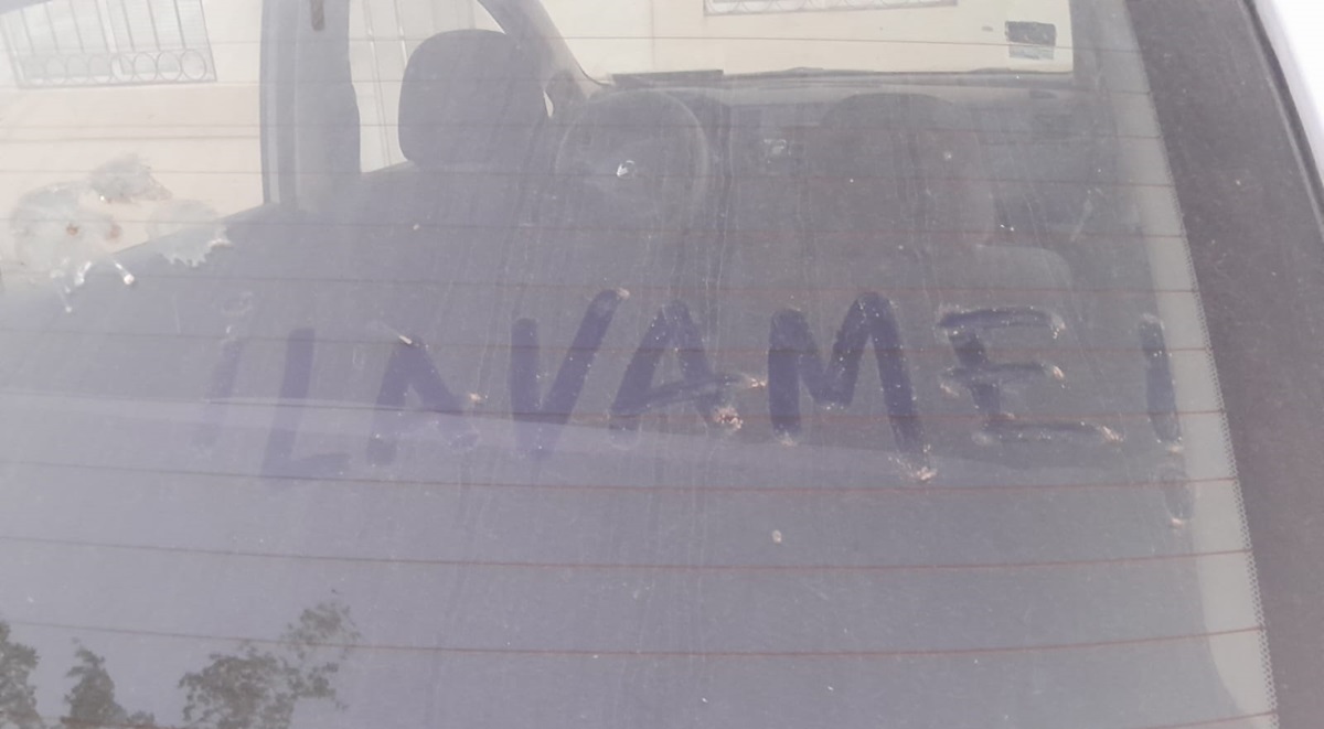 Parabrisas de carro empolvado, con la leyenda de lávame