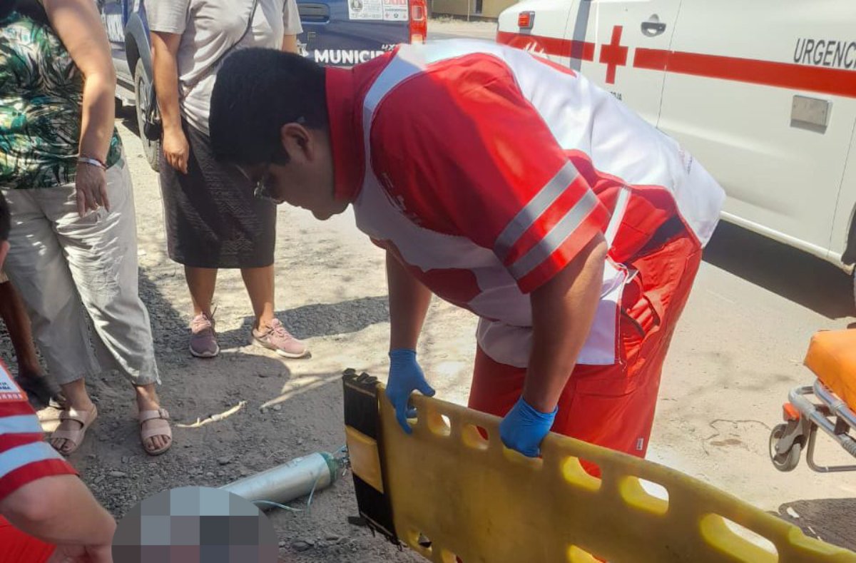 Por un presunto golpe de calor un hombre es auxiliado por paramédicos de Cruz Roja en Guasave