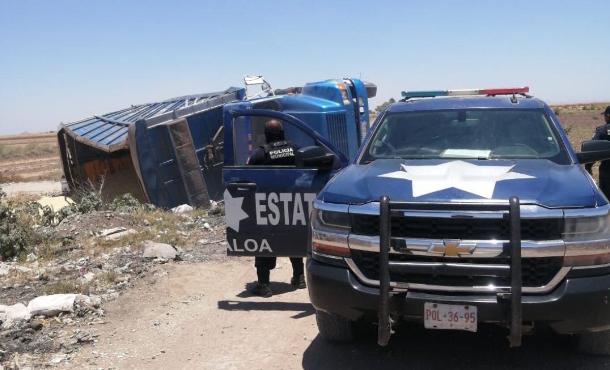 Vuelca camión de carga con maíz en Juan José Ríos