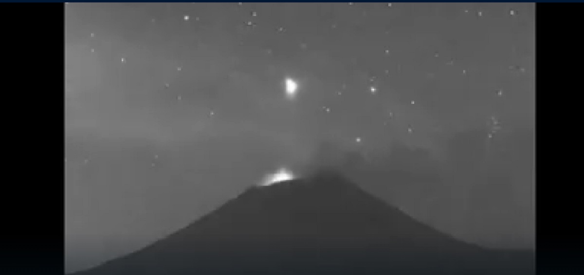 VIDEO: ¿Qué fue? Extraña luz se eleva desde el cráter del Popocatépetl
