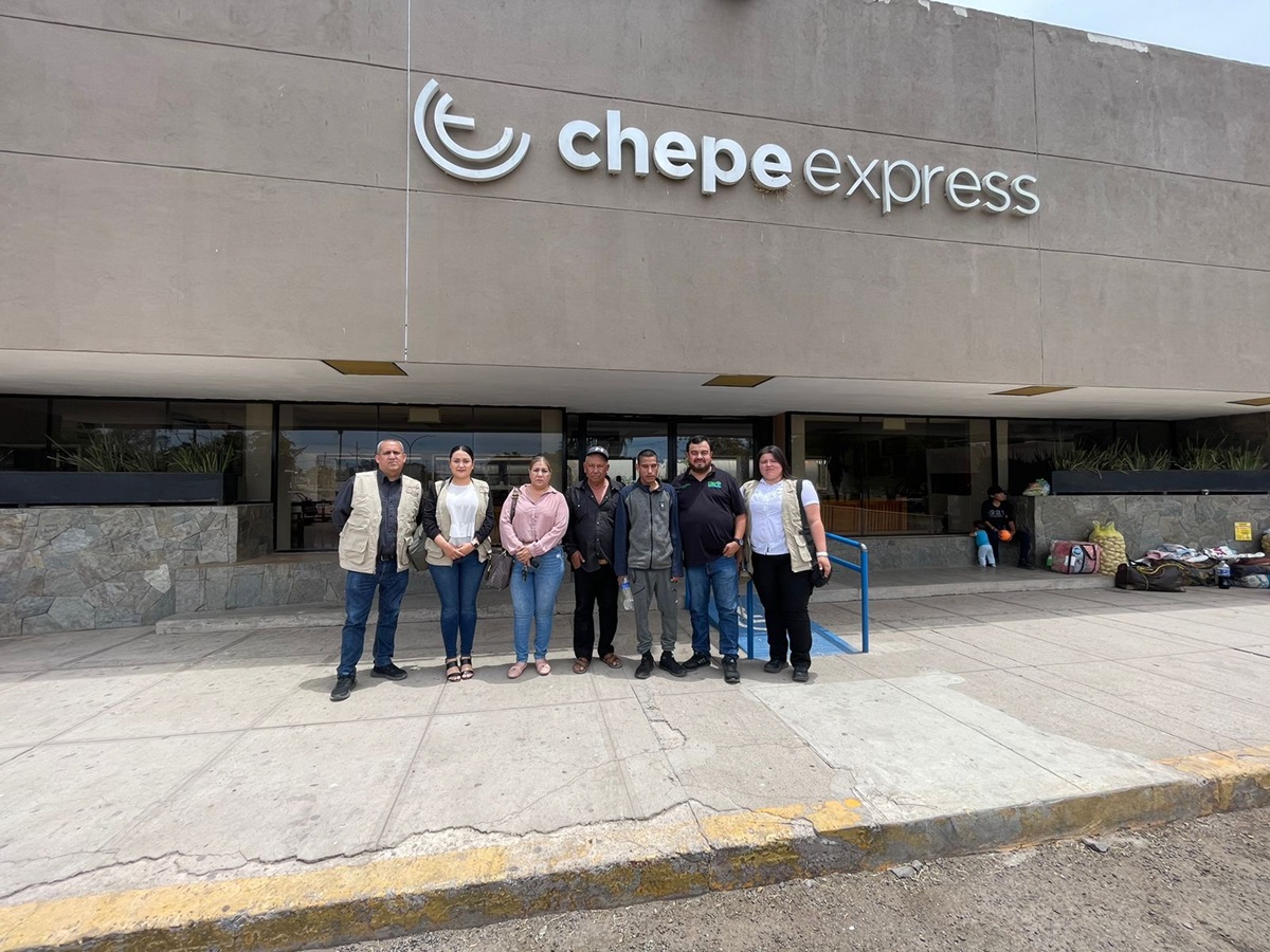 En vísperas de los festejos del 10 de mayo, madre se reúne con su hijo tras 3 años sin saber de él