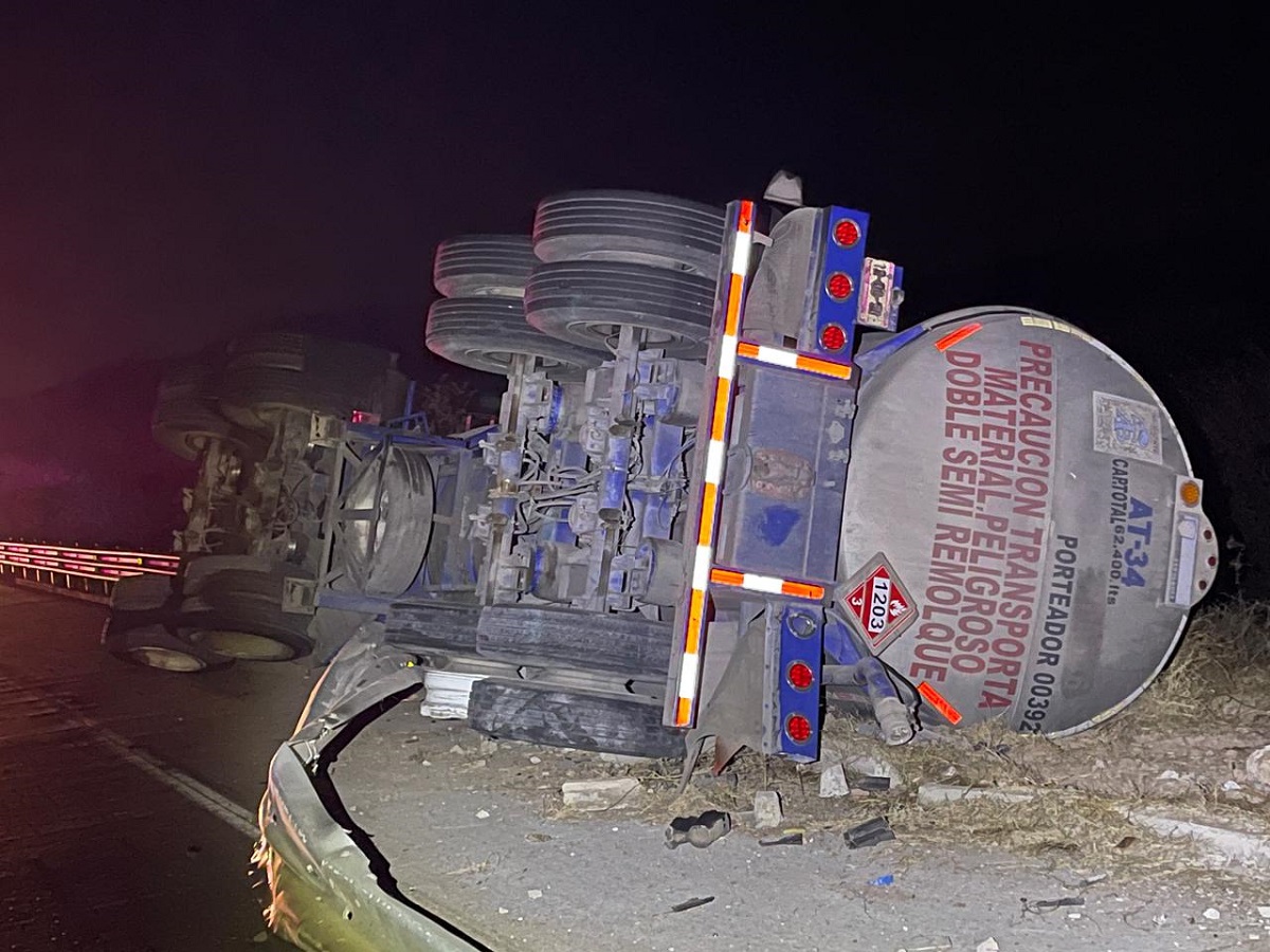 Vuelca pipa con hidrocarburos sobre la carretera México 15 en Mazatlán; cierran la circulación
