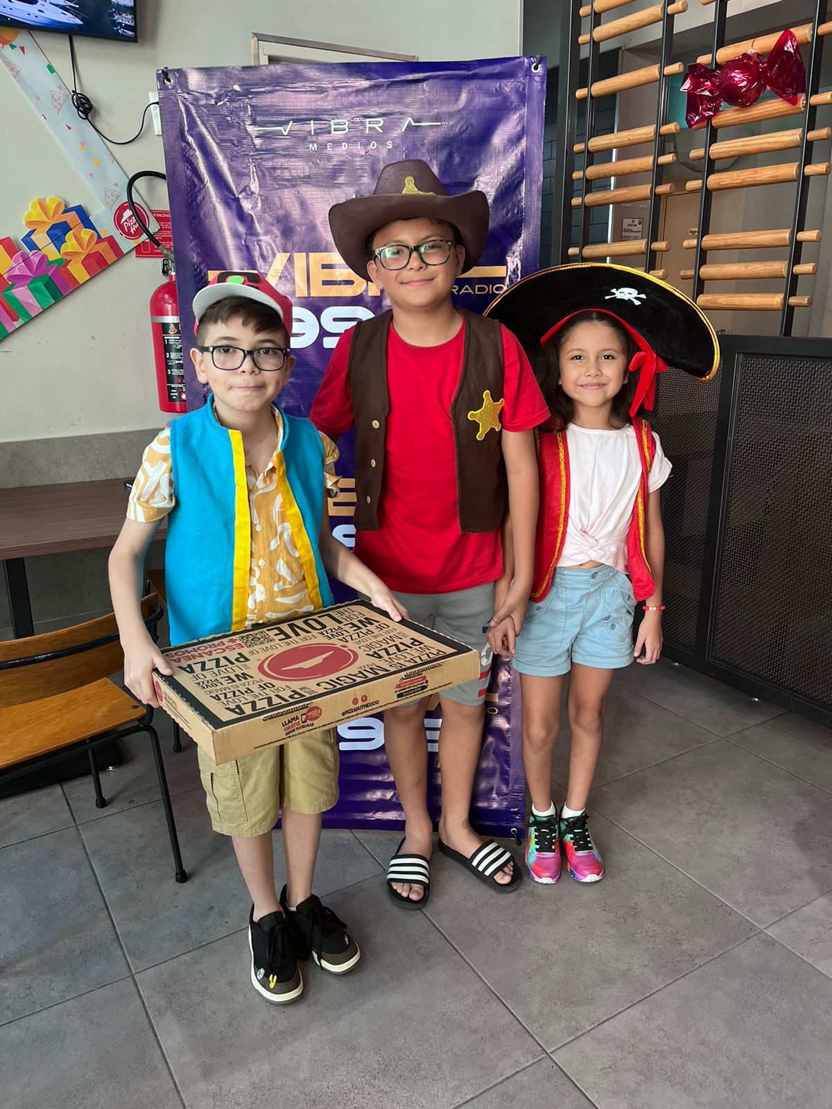 Vibra Radio y Pizza Hut consienten el paladar de las y los pequeñines en Mazatlán