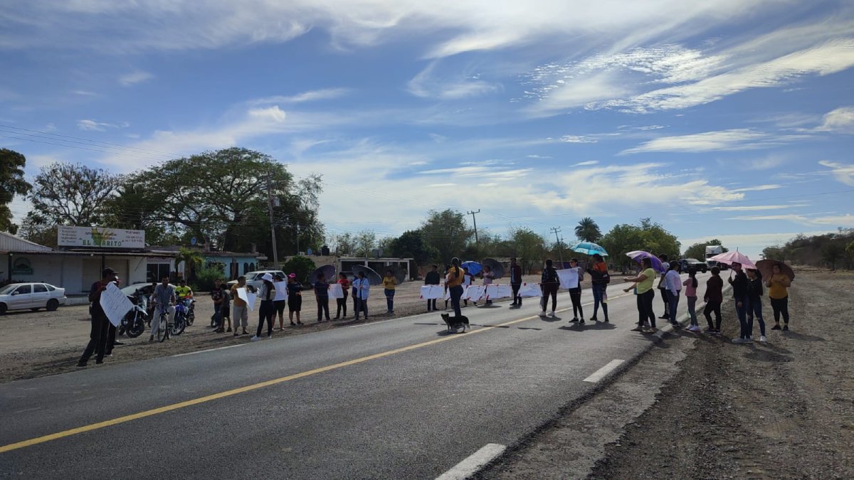 ¡Piden topes! Pobladores bloquean la carretera Mazatlán-Culiacán tras muertes en accidentes