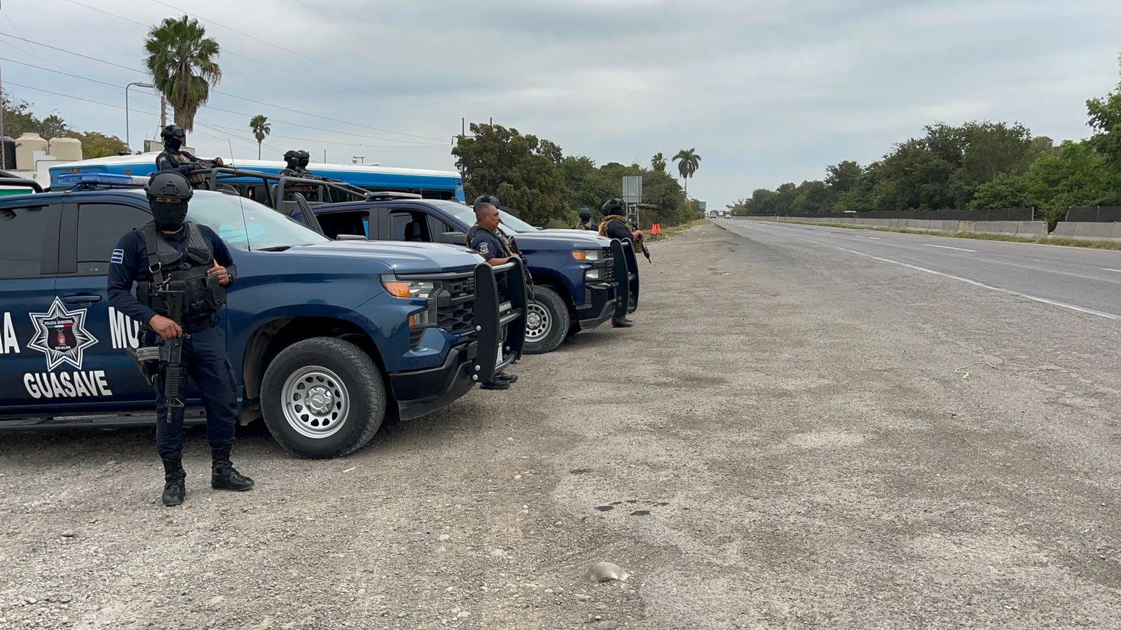 A punta de pistola despojan una camioneta 2023 en Guasave