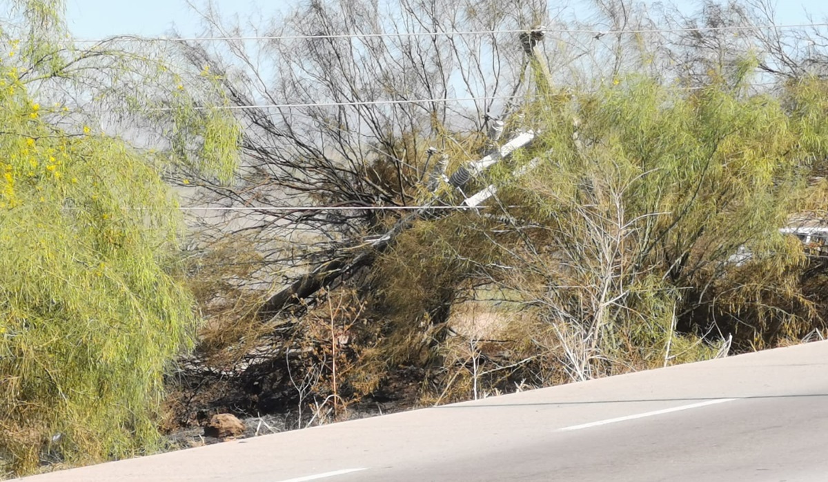 Poste de la CFE se viene abajo y provoca cierre en la Mochis-Topolobampo