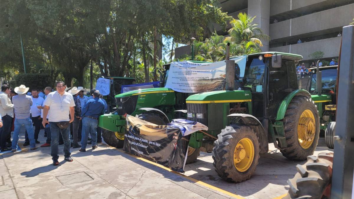 Productores agrícolas ‘meten’ los tractores a Palacio de Gobierno