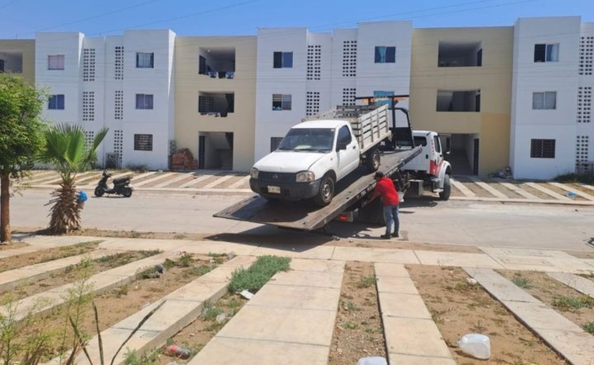 Reportan vehículo abandonado y resulta con reporte de robo en Mazatlán