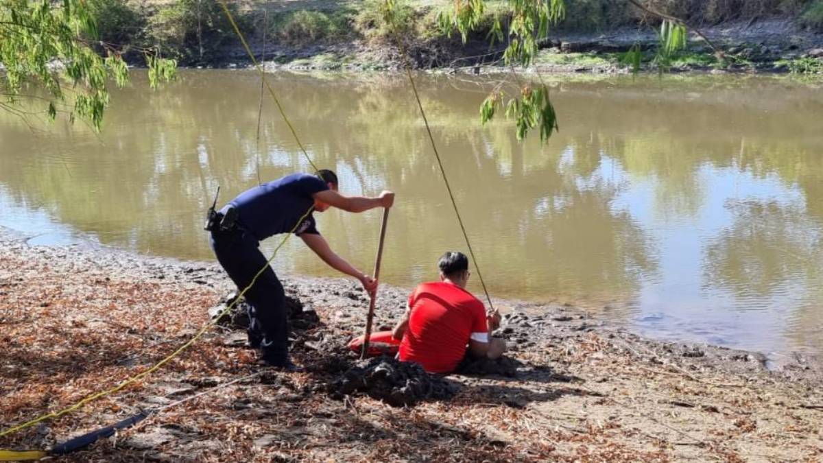 ¡Se metió a salvar a su perrito! Rescatan a joven tras quedar atascado en el lodo del río Tamazula en Culiacán
