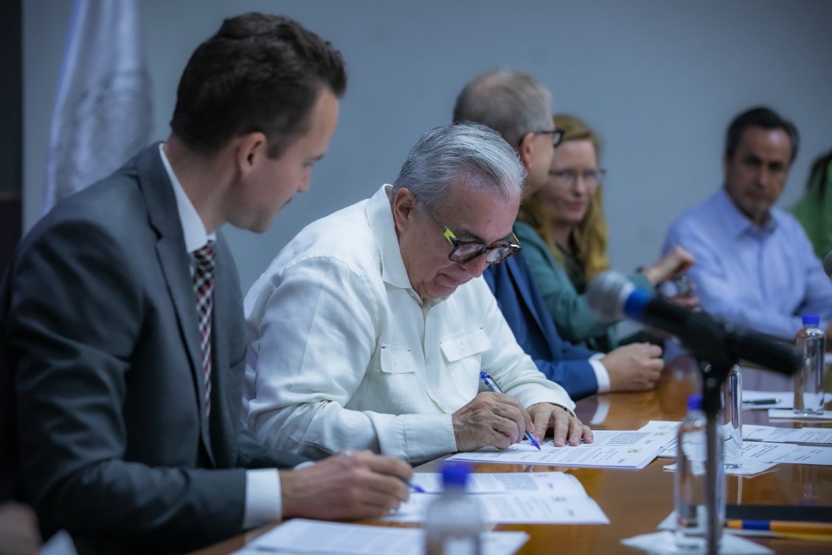 Recibe Sinaloa equipo para identificación de restos humanos; Rocha signa convenio