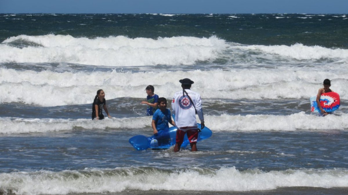¿Acudirás a playas de Mazatlán este fin? Mantente alerta ante bancos de niebla y mar de fondo