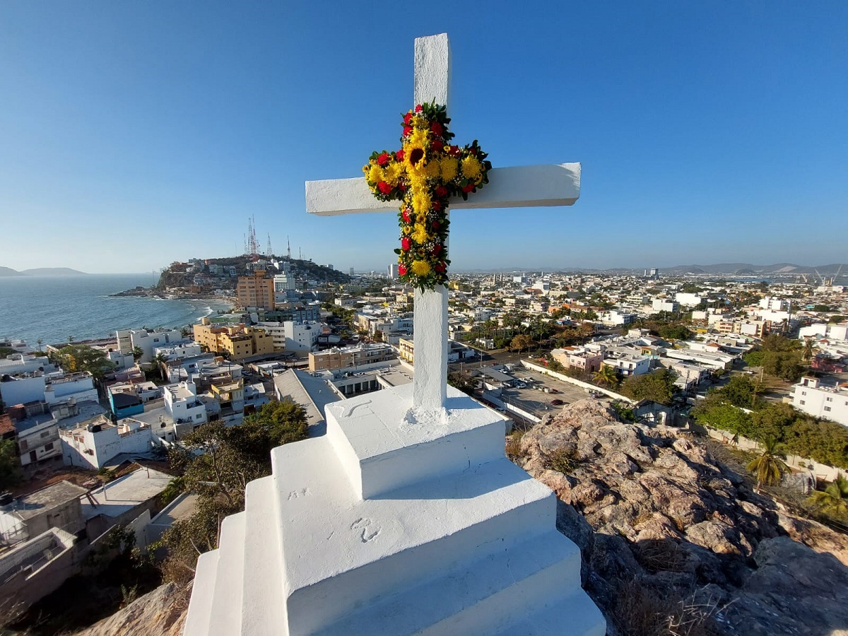 Vecinos del Cerro de la Cruz mantienen viva la tradición del Día de la Santa Cruz en Mazatlán