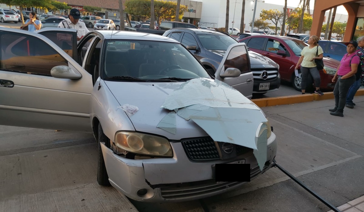 Se equivoca de pedal y termina dentro de clínica en Los Mochis