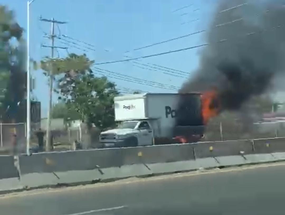 Se incendia camión de carga al sur de Culiacán