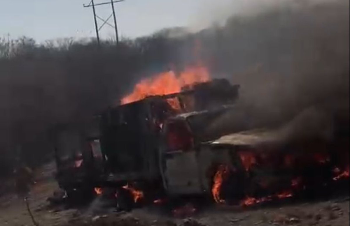 Se incendia camioneta doble rodado con todo y remolque en Sanalona, Culiacán