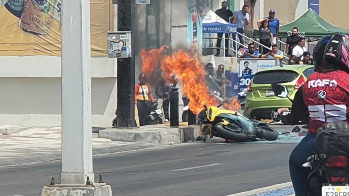 Se sobrecalienta e incendia motocicleta en el malecón de Mazatlán
