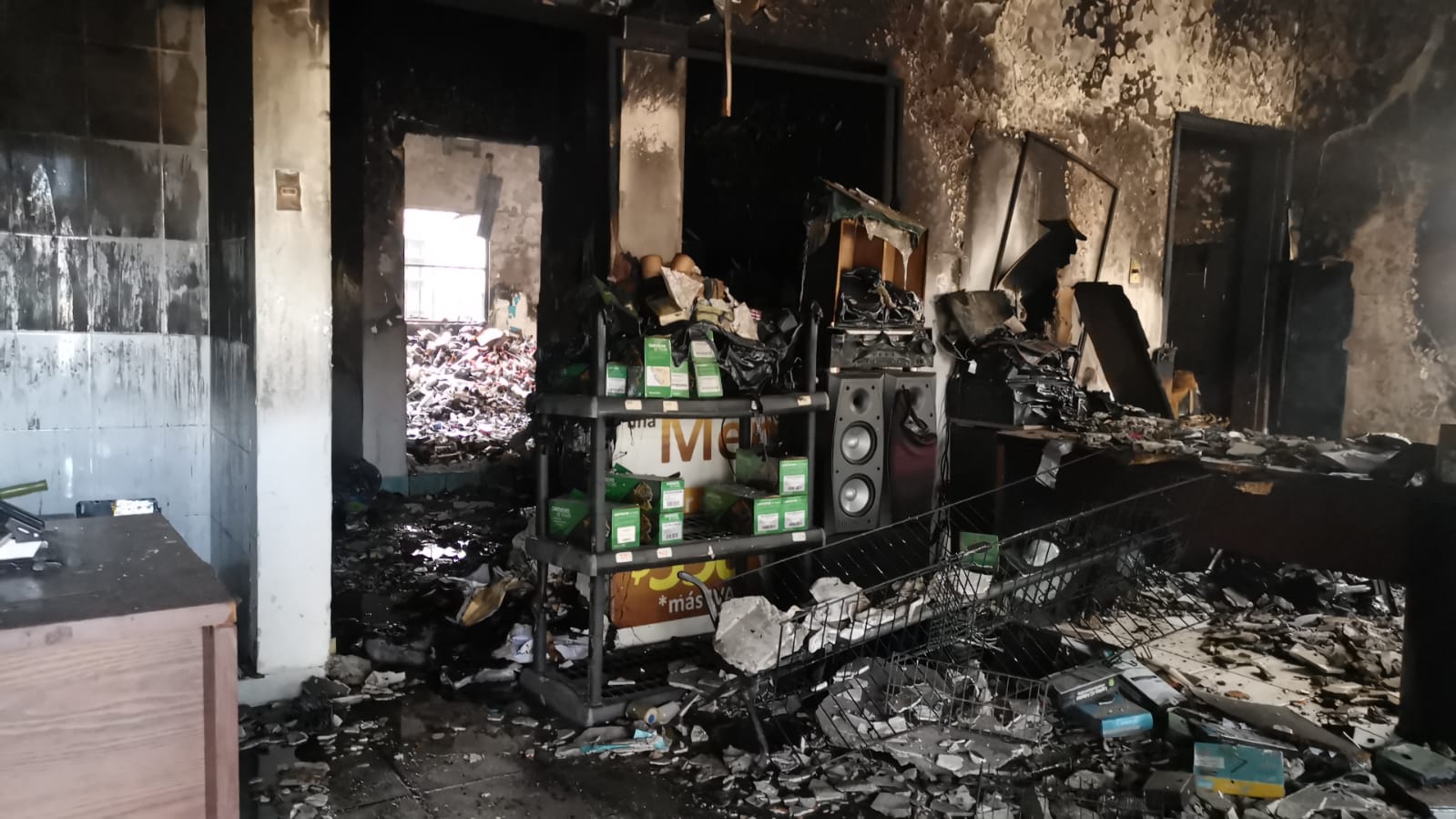 El fuego consumió 17 años de trabajo y esfuerzo; Carlos Alberto dueño del negocio “Compu7”