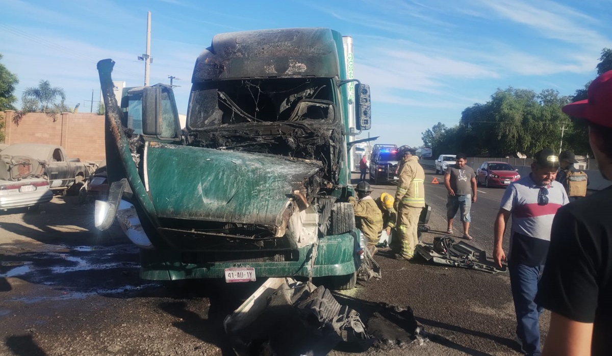 Se incendia tráiler sobre la carretera México 15, en Guasave
