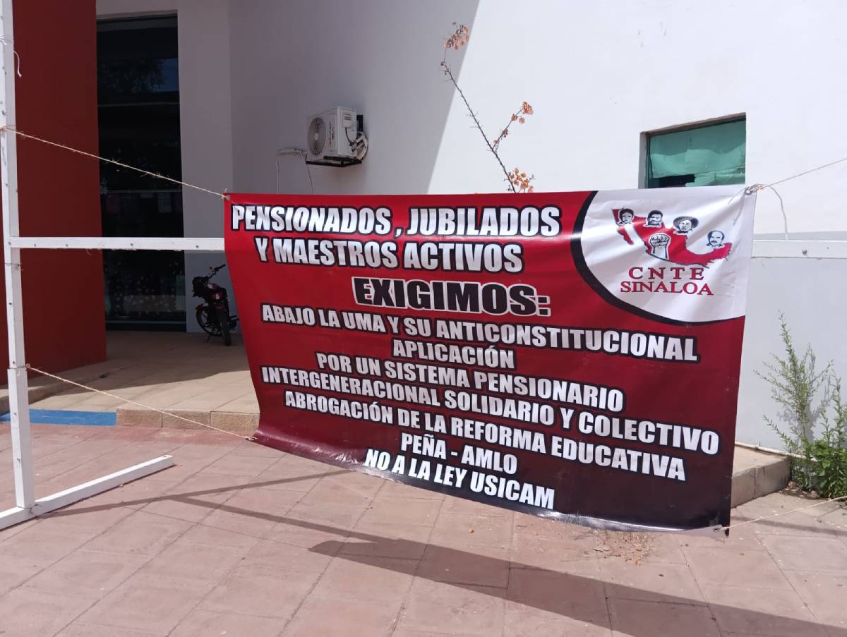 Se manifiestan integrantes de la CNTE en festejos del día del maestro en Guasave