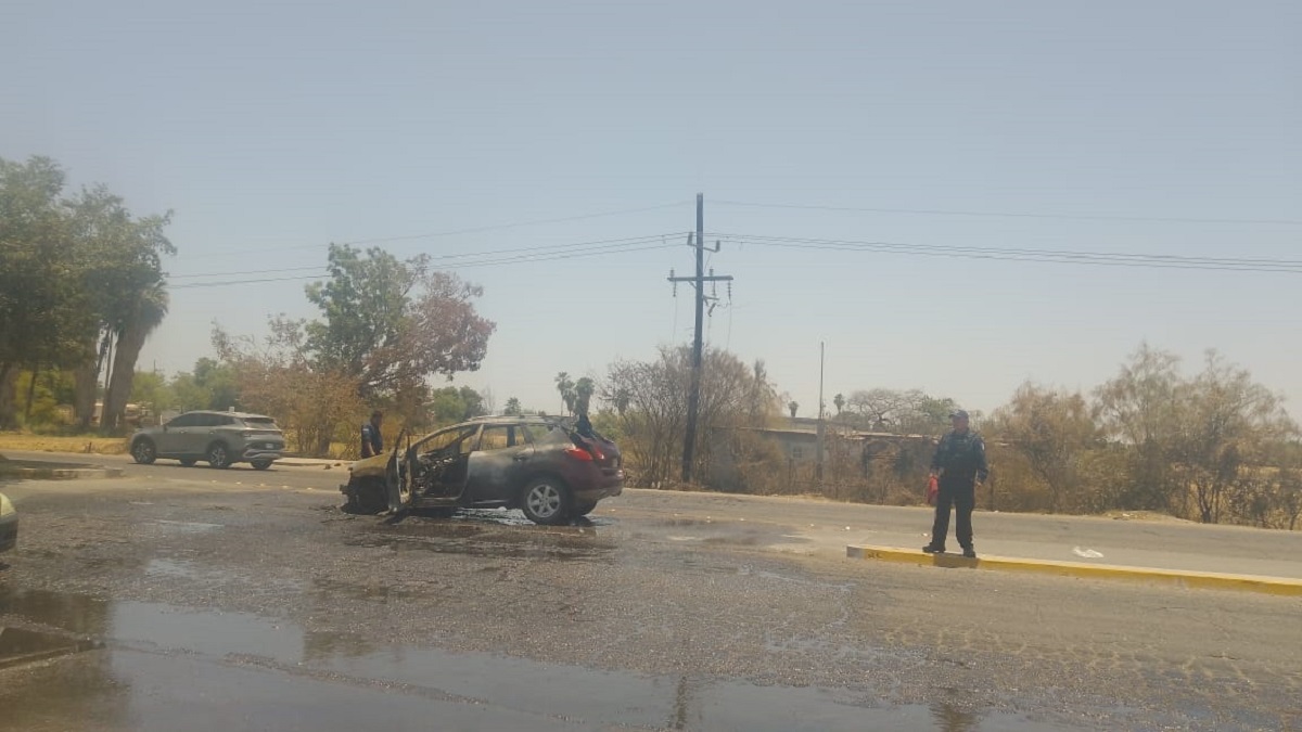 ¡Fuego! Se incendia camioneta en Mochicahui, El Fuerte