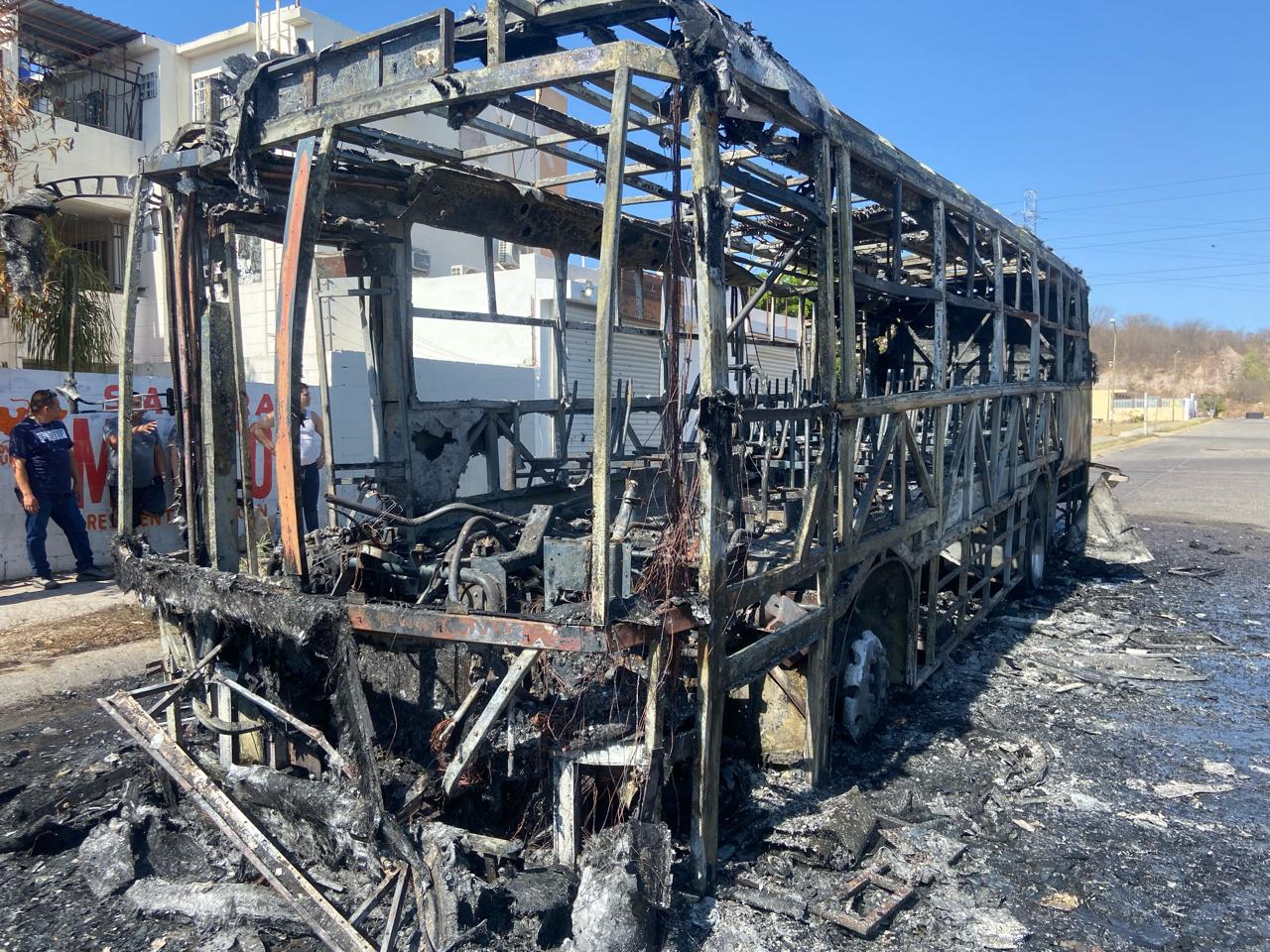 ¡Hubo explosiones! Se incendia camión urbano en Zona Dorada, Culiacán; no hay lesionados