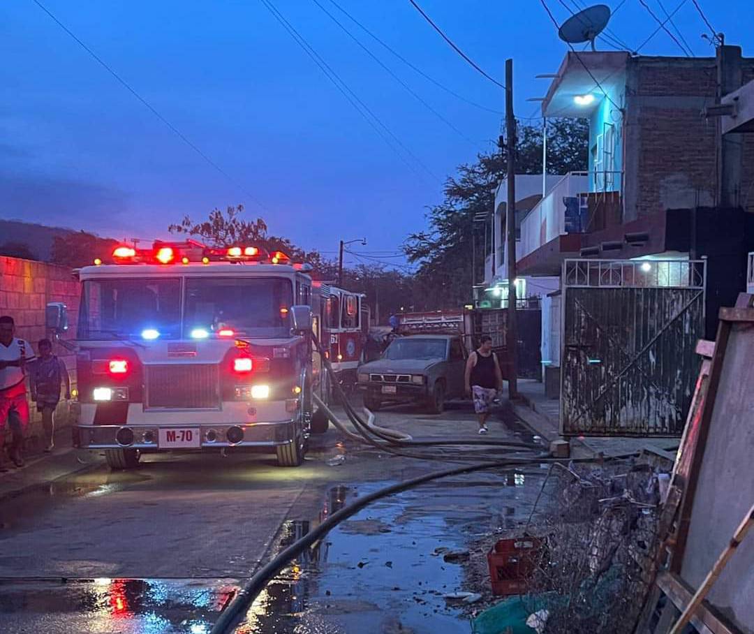 Se registra incendio en el interior de una yarda en Mazatlán