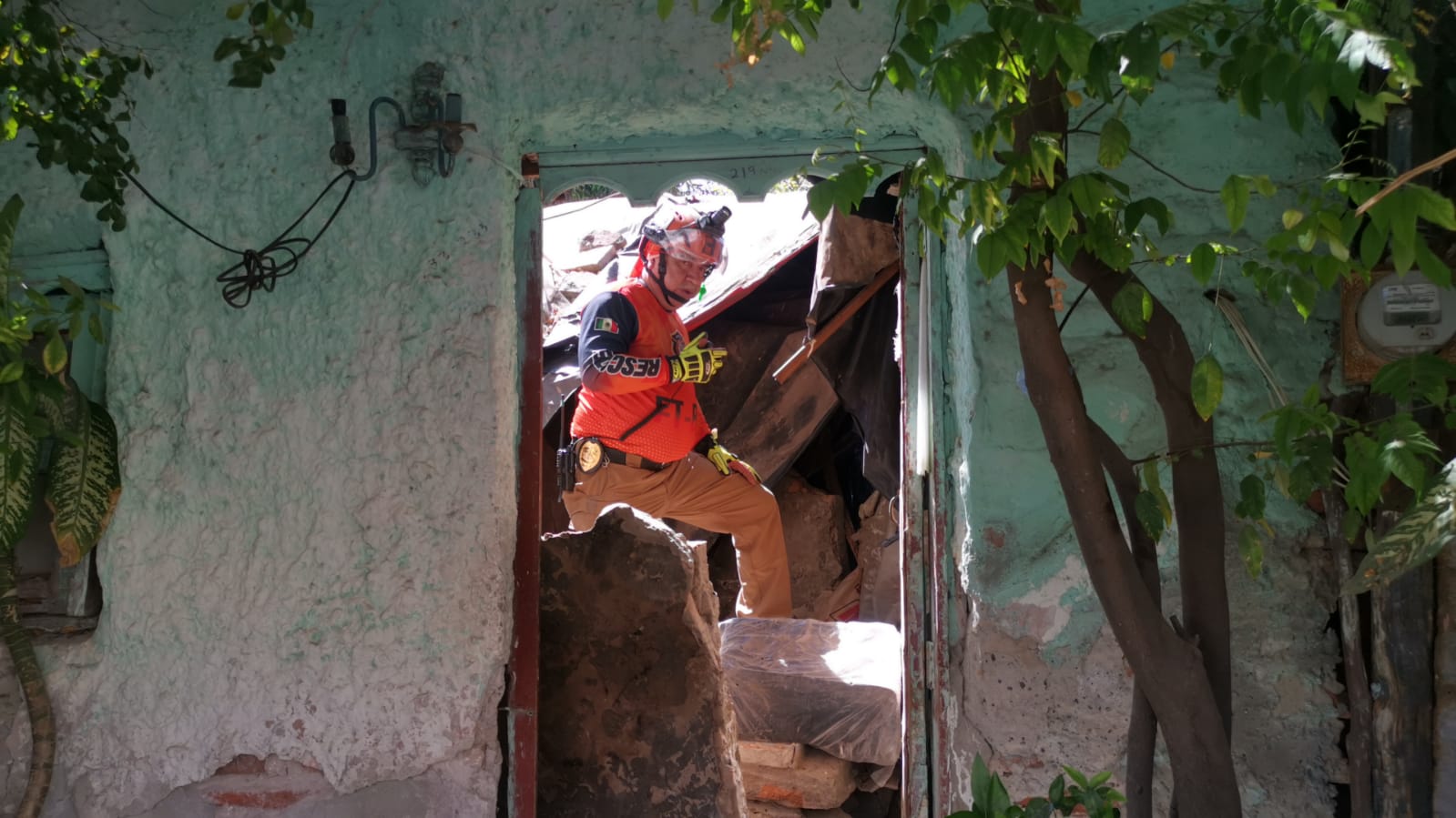 Techo de un domicilio en Los Mochis se viene abajo; hay tres personas atrapadas entre los escombros