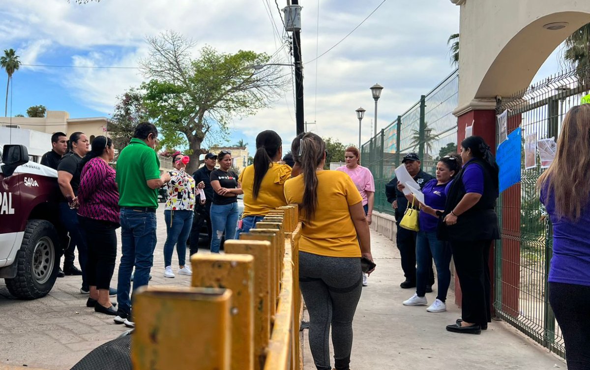 Toman madres de familia kínder de la Villa de Ahome por estar muy sucio; temen brote de infecciones