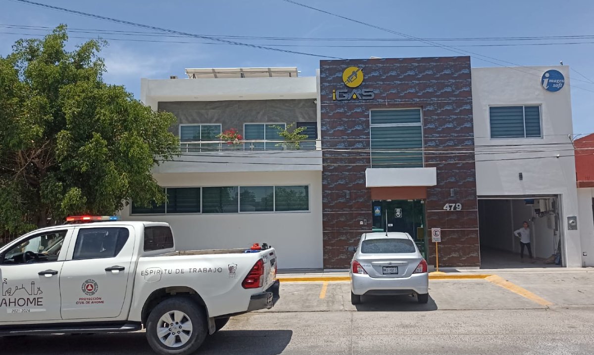 En Los Mochis, trabajador de aires acondicionados recibe descarga eléctrica y cae de una escalera