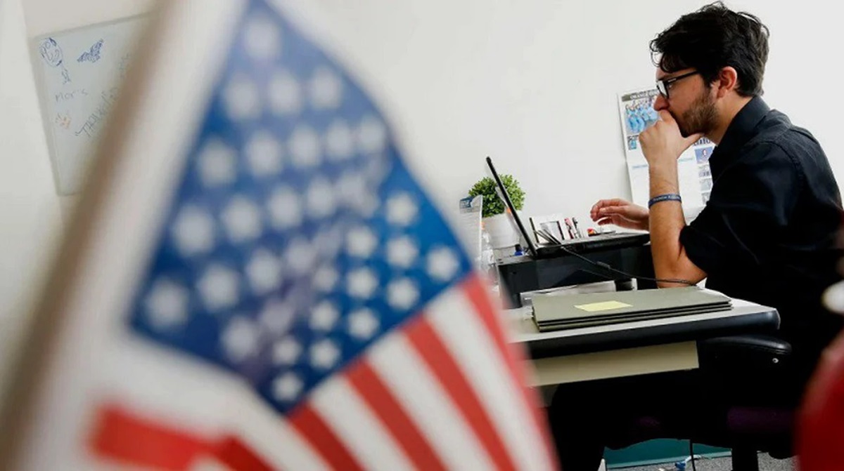 Trabajador en una oficina en Estados Unidos