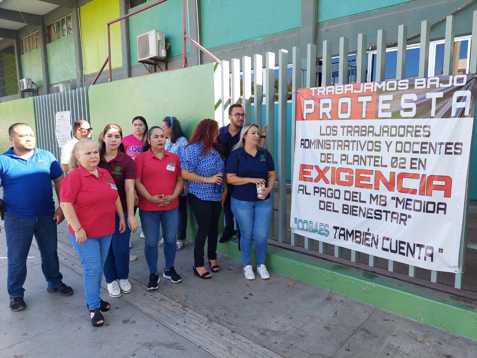 Se manifiestan trabajadores de Cobaes para exigir el pago de la Medida del Bienestar