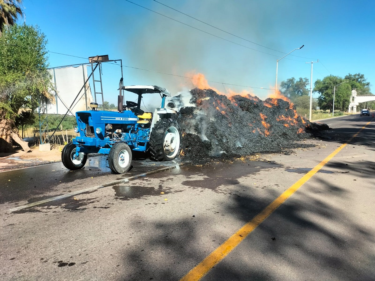 Se incendia tractor con dos remolques cargados de pacas sobre la carretera Mochis- Ahome