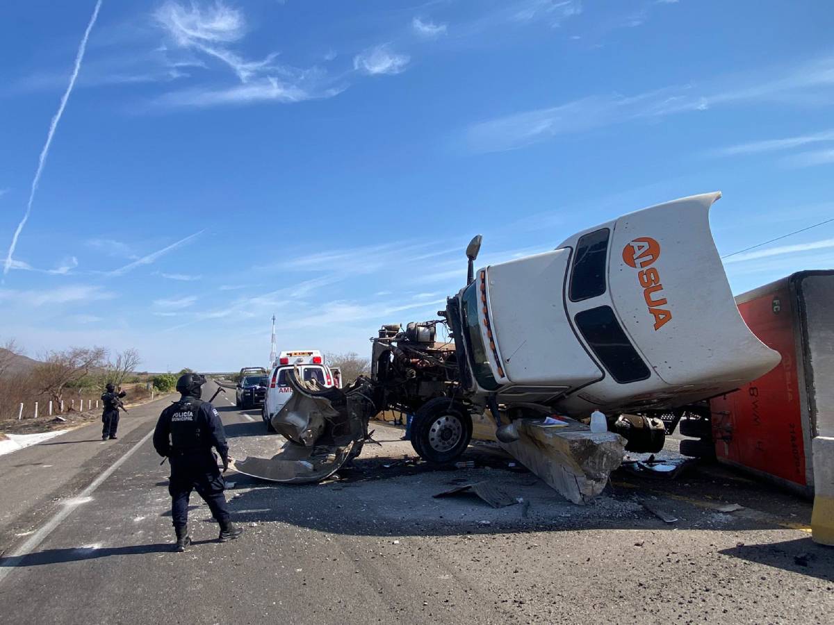 Tráiler choca contra muro de contención y vuelca por la autopista Benito Juárez, a la altura de Angostura