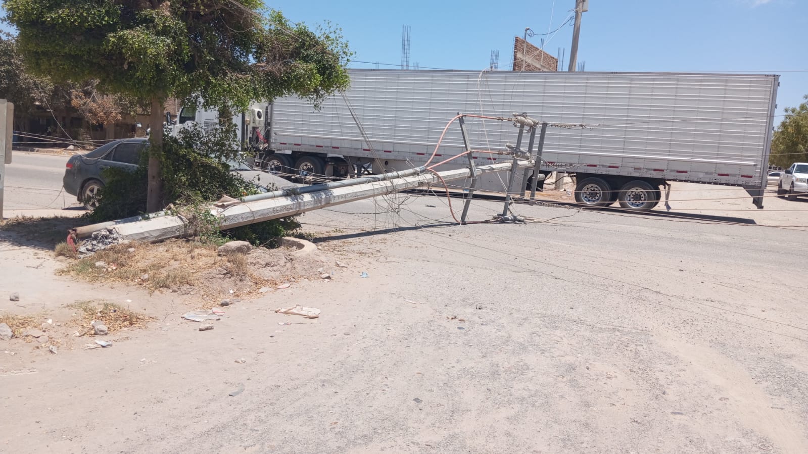 Tráiler derriba poste de energía eléctrica en Juan José Ríos